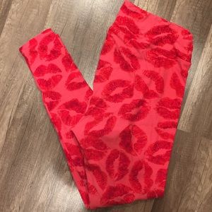 Lularoe Tc leggings with kisses